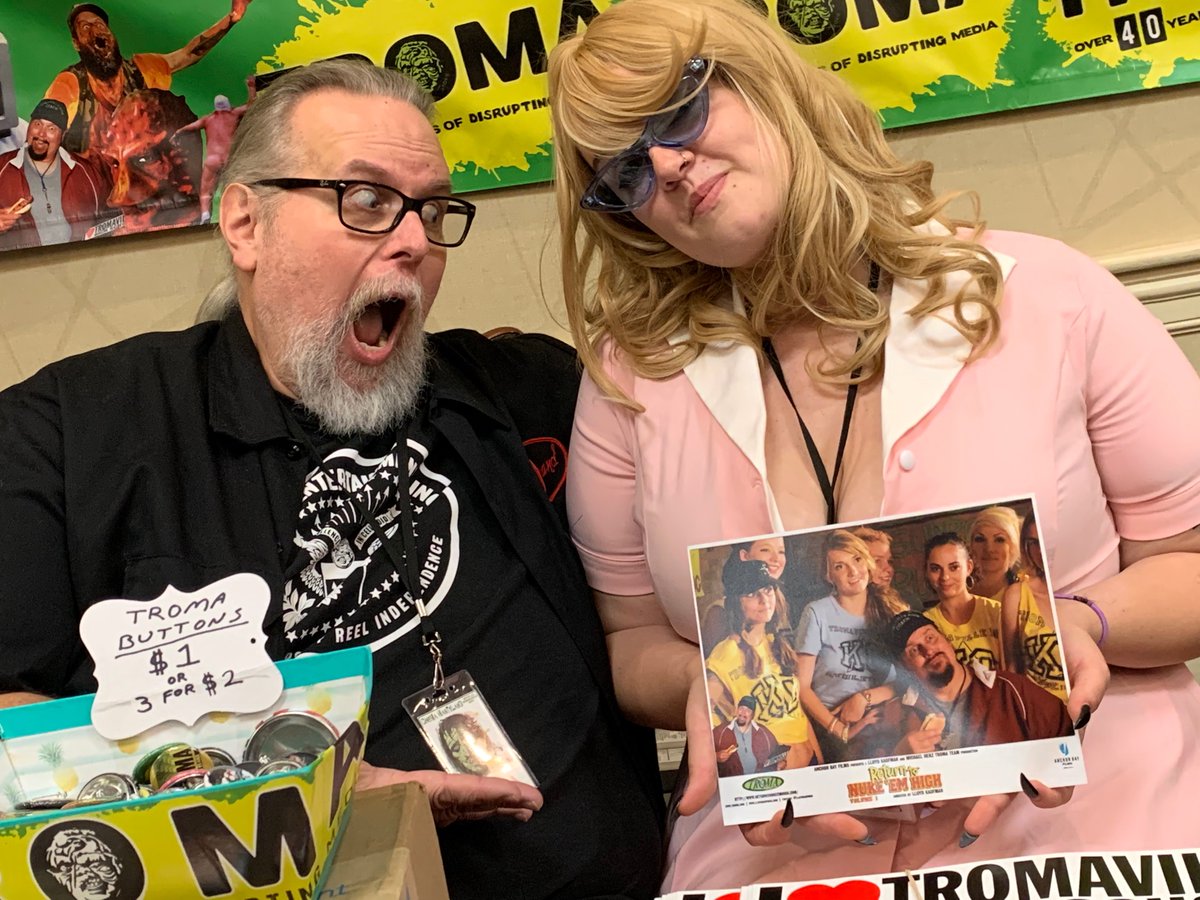 80sbabyTru's tweet photo. Famous @Troma_Team actor @TromaRon with an admirerโฆ admiring.. still 2 hours left here at #CinemaWasteland we will be back tomorrow for the final day.. stop by #returntonukeemhigh #shakespearesshitstorm https://t.co/7vR6mPOXvi