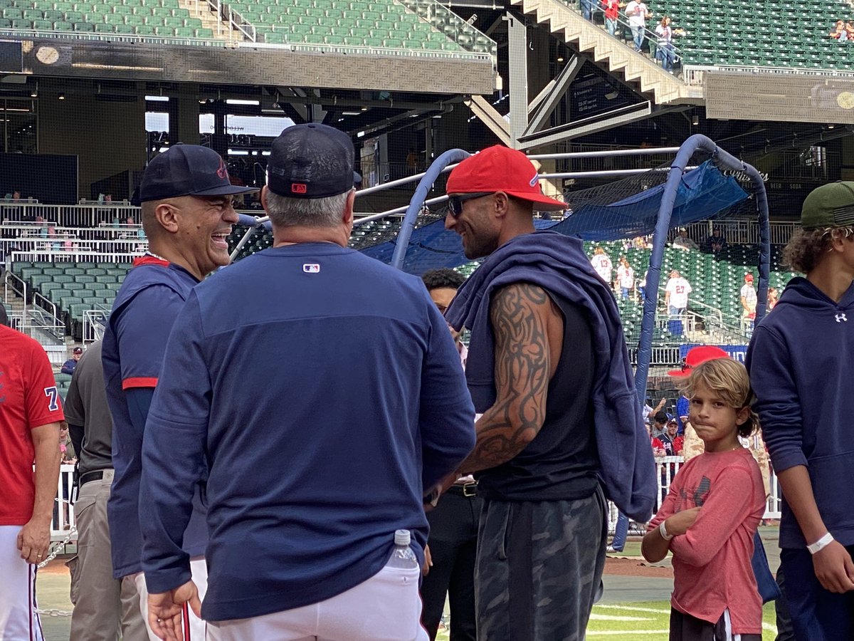 Ria_Martin's tweet photo. Nick Markakis is here and making Eddie Pérez laugh. #ForTheA https://t.co/3otdtXetFJ