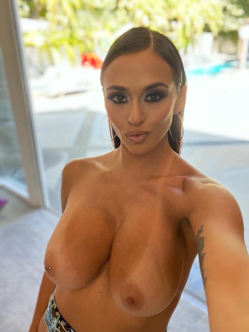 What are my eyes saying to you??  Best caption wins a follow💋🖤 https://t.co/9DpkAr2bzr