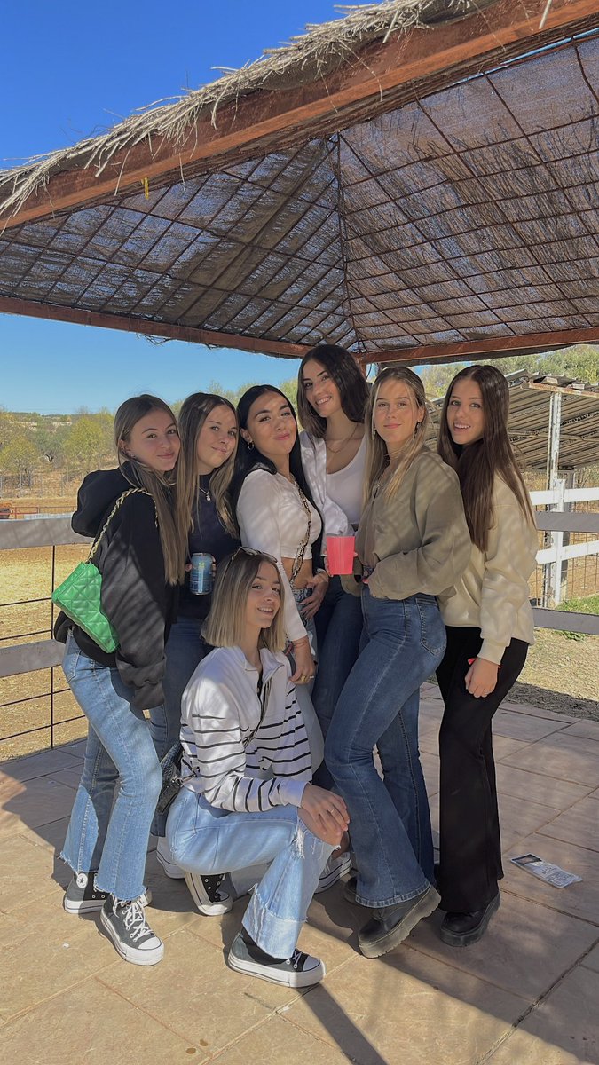 ariadnamarcoss's tweet photo. mis chicas💗 https://t.co/6K7msqBpi4