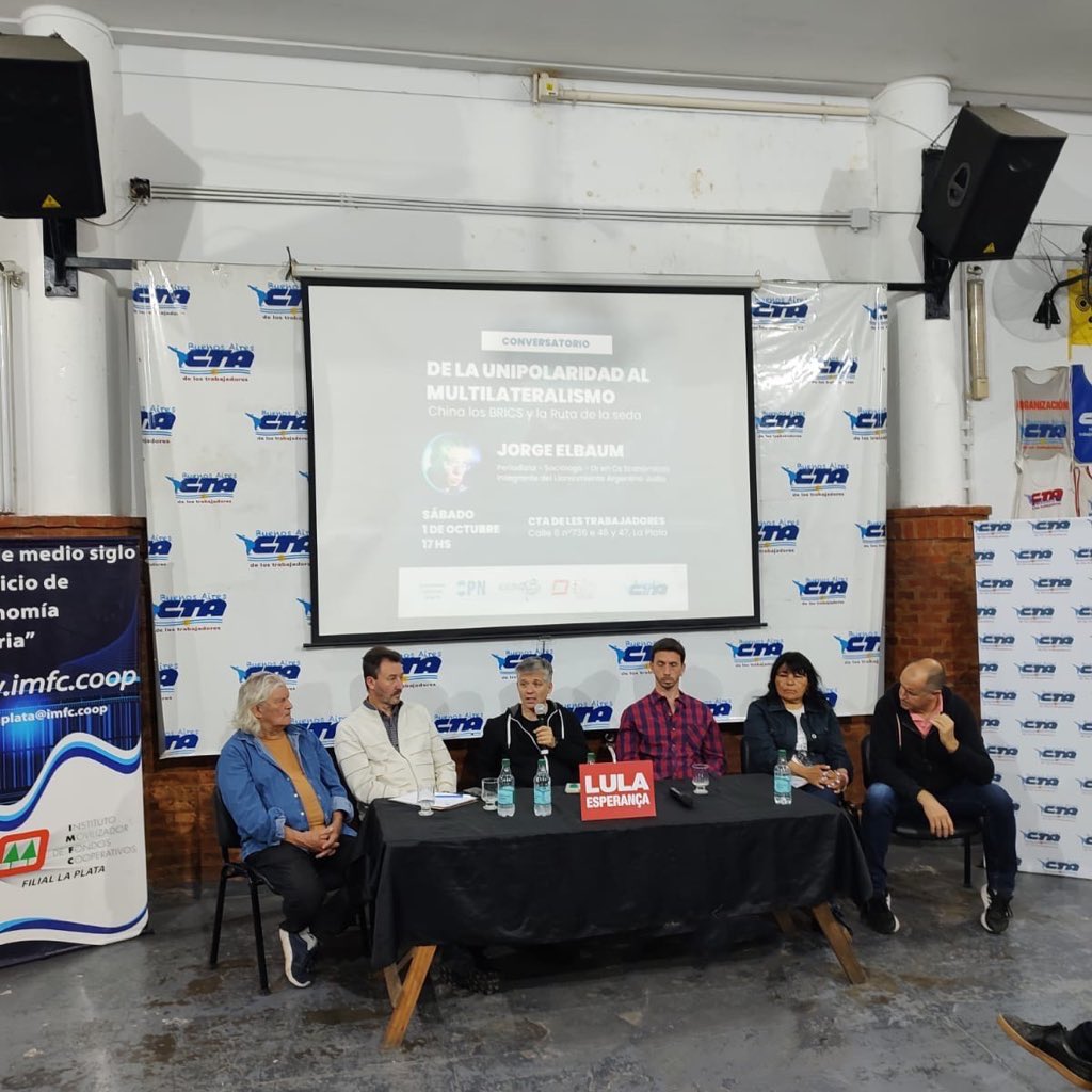 almazan_silvia's tweet photo. Participando en la CTA La Plata del conversatorio “De la unipolaridad al multilateralismo. China, los BRICS y la Ruta de la Seda” junto al economista Jorge Elbaum. Son también parte del panel Gustavo Melillo, Andrés Wainer, Ricardo Gil y Diego Barreda. https://t.co/EwXaIEOdtc