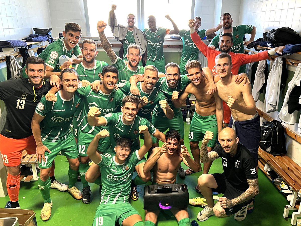 ue_cornella's tweet photo. 😁 La primera 𝘃𝗶𝗰𝘁𝗼𝗿𝗶𝗮 lejos de Cornellà bien merece una 📸 en condiciones 🤭

✌🏻 ¡Dinámica positiva modo 🔛! 

#HoHemDeViure 💚 https://t.co/4scnRORBdt