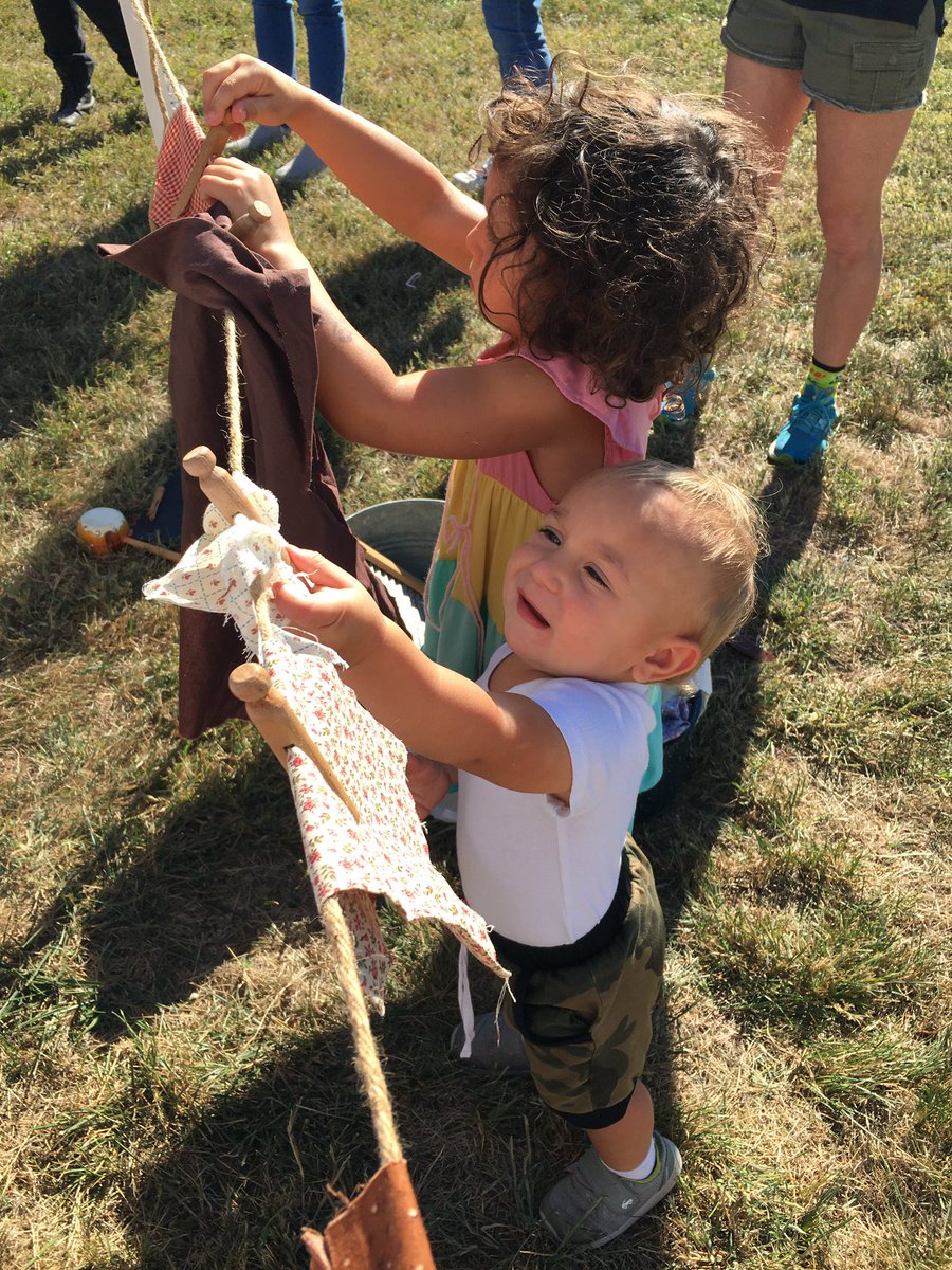 PoffSarah's tweet photo. Maybe it was a chore in the pioneer time, however in the now days it’s 
fun.  2022 Chestnut Roast Festival
#sarahsbylines #mulimediastorytellerpoff#chestnutroast https://t.co/JkrD2NRZYZ