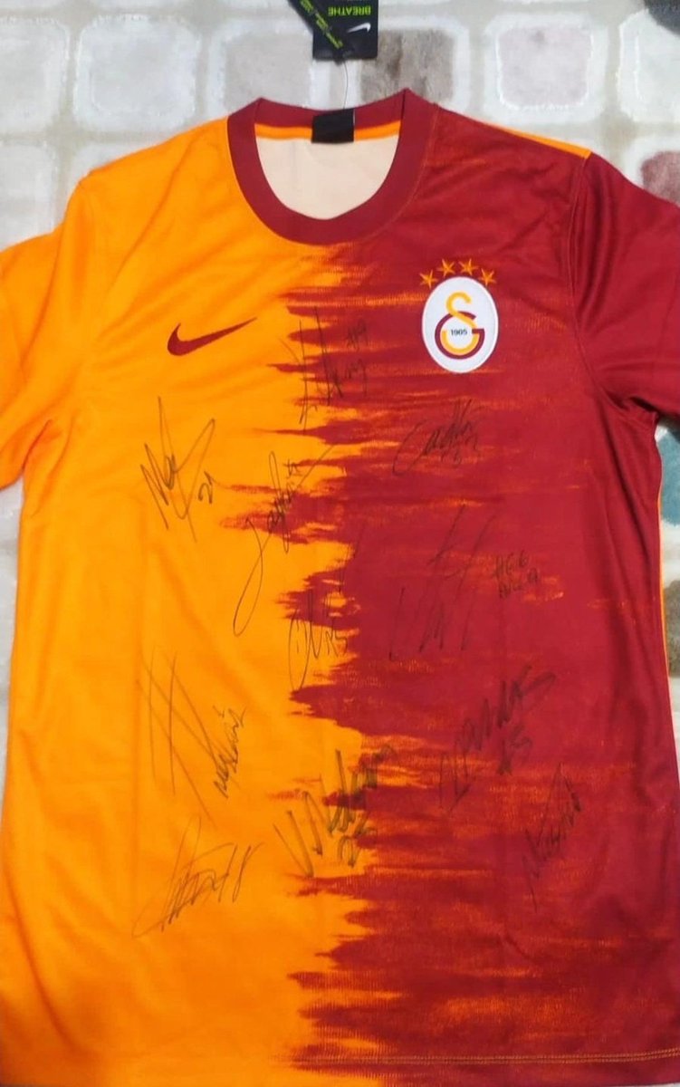 HÜMEYRA, narin yüzlü kardeşi Aybüke Naz'a imzalı Galatasaray forması hediye ediyor.Eğer siz de Aykız'a destek olmak isterseniz lütfen bu tweeti duyurun ve 2500 ₺ başlangıç fiyatı olup açık artırma ile satılan bu formadan arkadaşlarınıza bahsedin❤️ @aybukenazyasasn'a nefes olun❤️