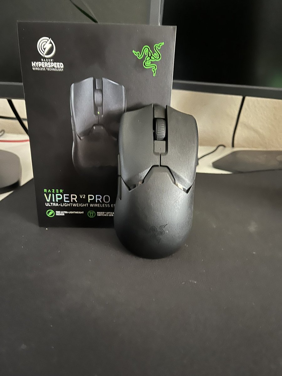 A big thank you to <a href="/TeamRazer/">Team RΛZΞR</a> and <a href="/slugatweets/">Slugabed</a>  for the Razer V2 pro this will definitely be my new daily