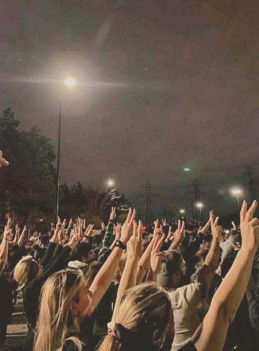 kasimsa_'s tweet photo. Facebook'ta gördüm. 
İranlı kadınların dayanışma fotosu!
Alkış istiyorum.
İranlı kadınlara ve #FileninSultanları na!
.. https://t.co/93zS1EC7ie