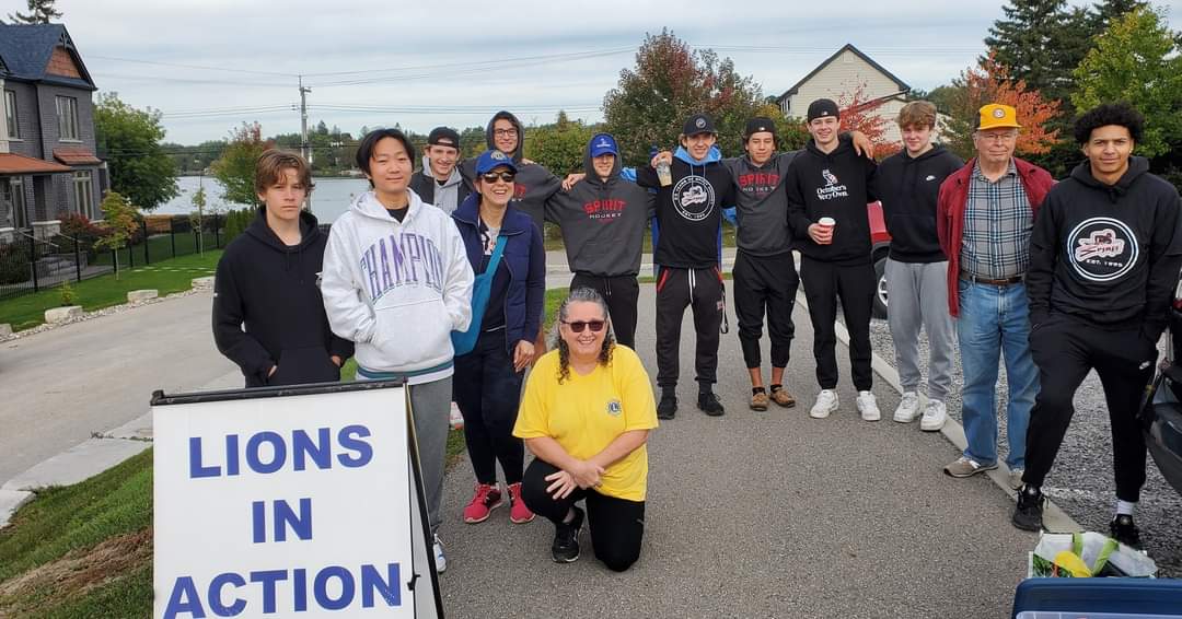 SpiritJrA's tweet photo. Spirit players up early after picking up an @OJHLOfficial point on the road last night...
Helping the Stouffville @lionsinter Club with their monthly cleanup at Musselman's Lake. 
#catchthespirit #GoodWork https://t.co/e4xiLsSEs6