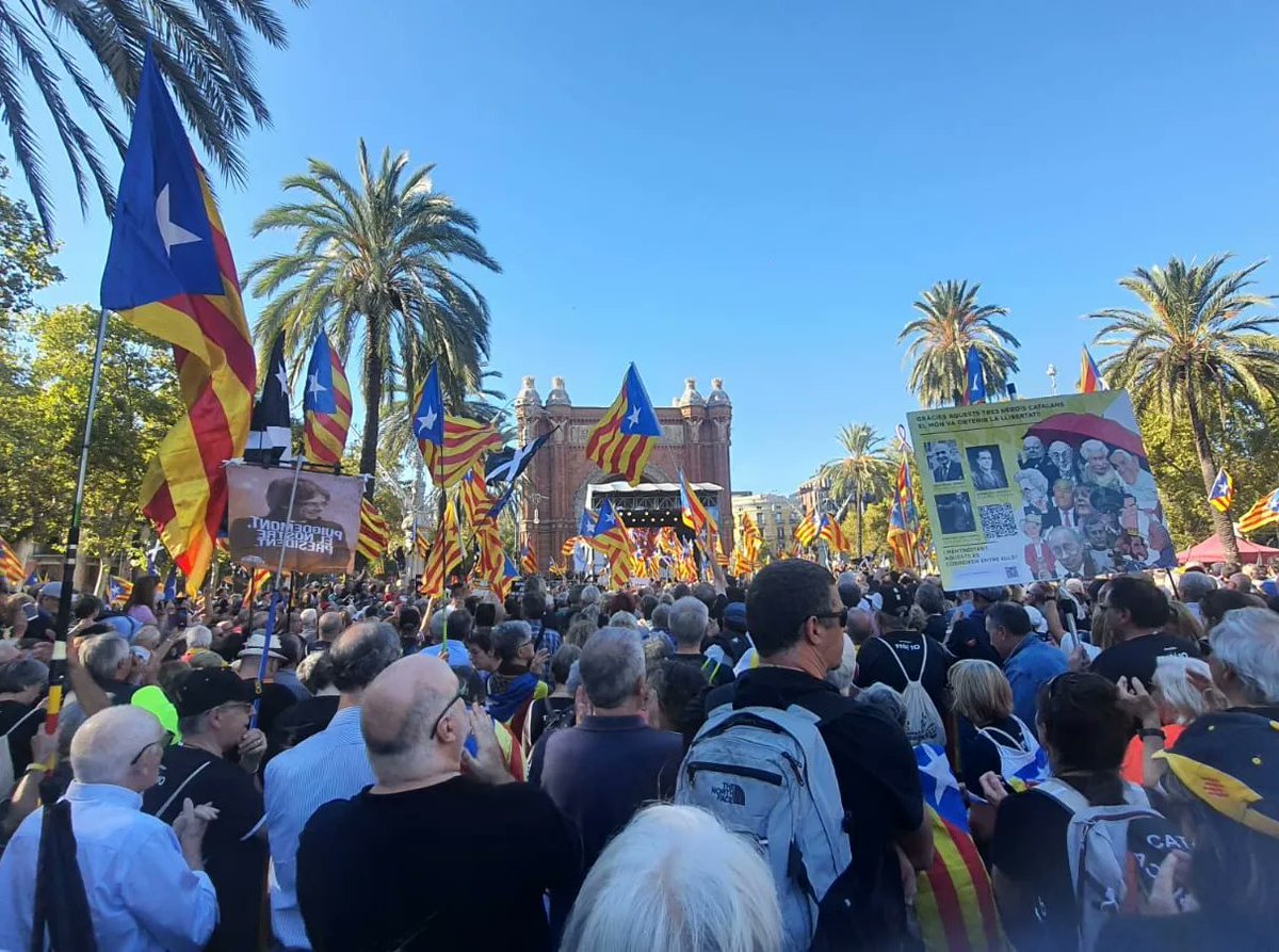 cristina_vicens's tweet photo. Avui el @PresidentKRLS ens ha interpelat a no defallir doncs el mandat de l'u d' octubre és vigent.Torno a casa amb la il•lusió i esperança que tenia temps enrere, i amb la determinació que aquest és el camí a seguir.
#defensem l'u d'octubre
#guanyem la independencia https://t.co/0BOeRfRBJx