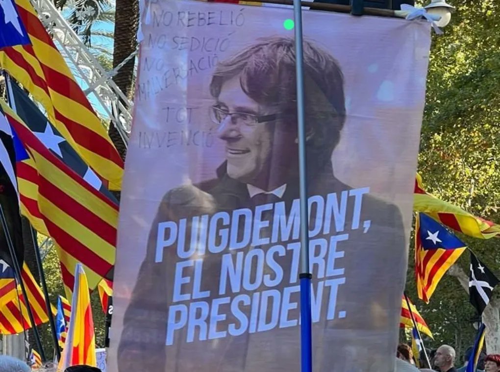 Avui el <a href="/PresidentKRLS/">Carles Puigdemont</a> ens ha interpelat a no defallir doncs el mandat de l'u d' octubre és vigent.Torno a casa amb la il•lusió i esperança que tenia temps enrere, i amb la determinació que aquest és el camí a seguir. 
#defensem l'u d'octubre
 #guanyem la independencia