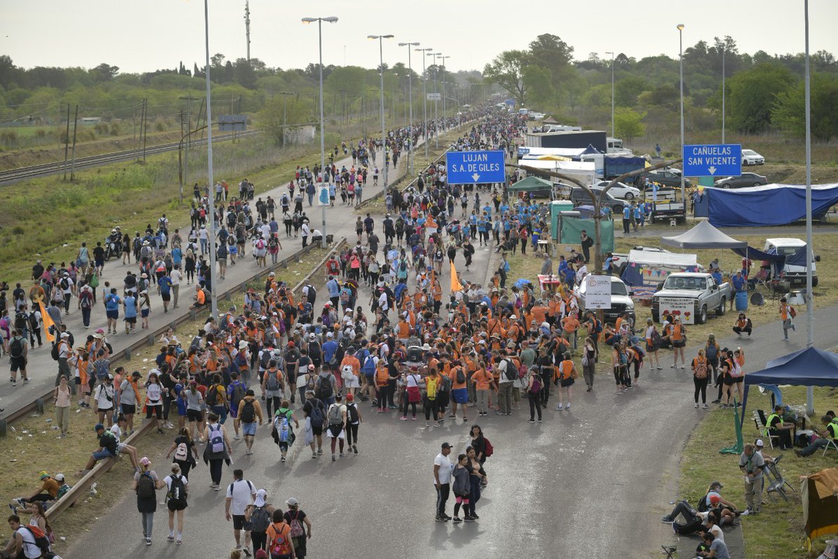 Arquimer_lujan's tweet photo. Este fin de semana, miles de peregrinos participarán de la 48° Peregrinación a Luján, bajo el lema "Madre, miranos con ternura, queremos unirnos como pueblo".

Celebremos juntos unidos en el camino aa casa de María de Luján https://t.co/KWYL1fc7M4