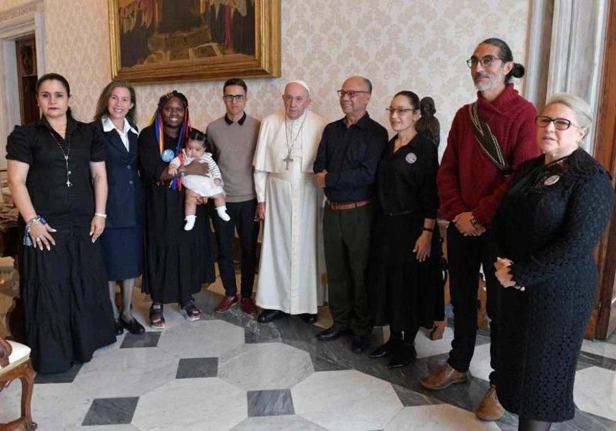 gilmerus's tweet photo. Felicitaciones al Foro Internacional de Víctimas   @FIVColombia y a la Mesa Nacional hoy en reunión con @Pontifex_es. Se inicia así el camino al VII Foro Internacional de Victimas en Torrevieja, España del 25 al 27 de Nov

El compromiso es avanzar en la  construcción #PAZTOTAL https://t.co/ZBEwwBTE36