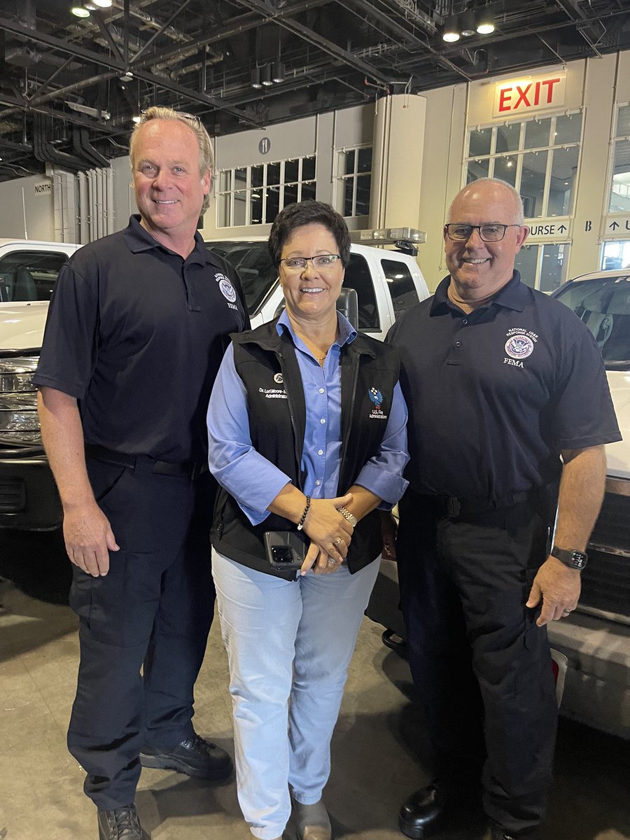 UTTF1's tweet image. U.S. Fire Administrator Dr. Lori Moore-Merrell stopped by to visit the FEMA US&amp;amp;R Incident Support Team (IST). 
The IST continues to coordinate search and rescue operations in Florida post Hurricane Ian. 

#hurricanian #uttf1 #fema #unifiedfire