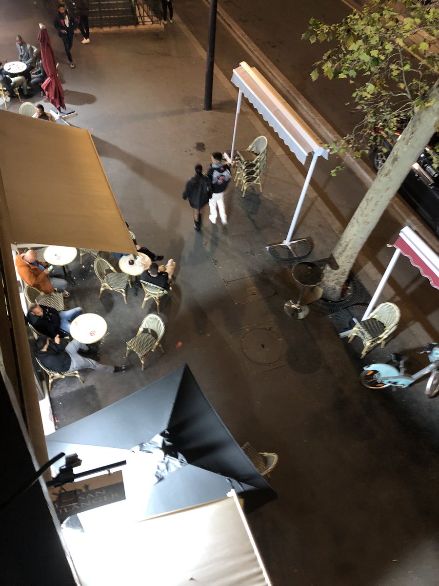 AvenirBessieres's tweet photo. Une terrasse de la boulangerie du Palais qui, en plus d’être non fermée comme elle devrait l’être, s’étend de plus en plus sur le trottoir le soir. #nuisance #123BoulevardBessieres https://t.co/OMx7kMAdhM