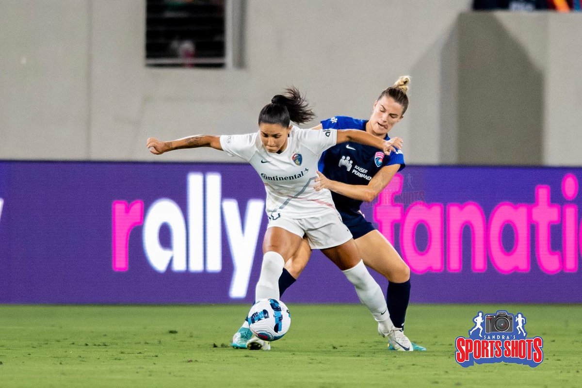 Sandras_SportsS's tweet photo. A battle for the 3 points.
9.30.22
SD Wave FC vs NC Courage
@sandiegowavefc @TheNCCourage
#wavefc #sdwave #sdwavefc #nccourage #nwsl #womeninsports #womeninsoccer #CaptureShowcaseSupportEmpower https://t.co/fPDsWvXfR2