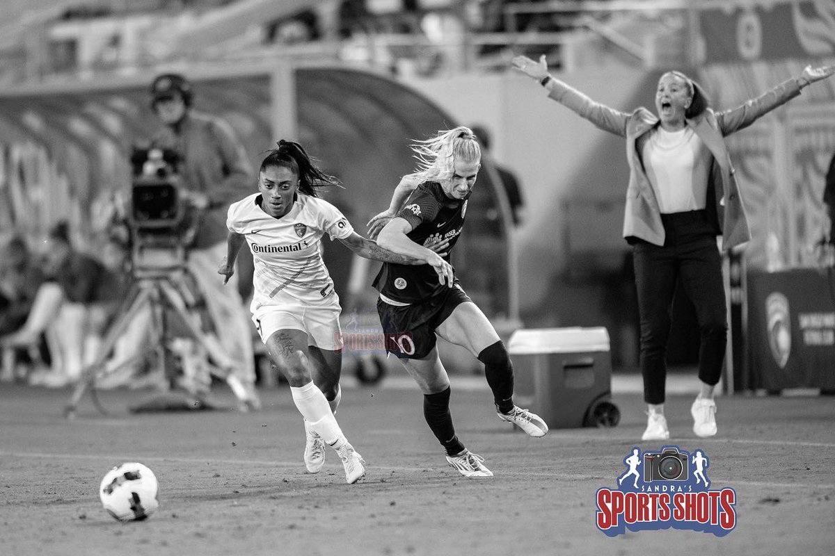 Sandras_SportsS's tweet photo. A battle for the 3 points.
9.30.22
SD Wave FC vs NC Courage
@sandiegowavefc @TheNCCourage
#wavefc #sdwave #sdwavefc #nccourage #nwsl #womeninsports #womeninsoccer #CaptureShowcaseSupportEmpower https://t.co/fPDsWvXfR2