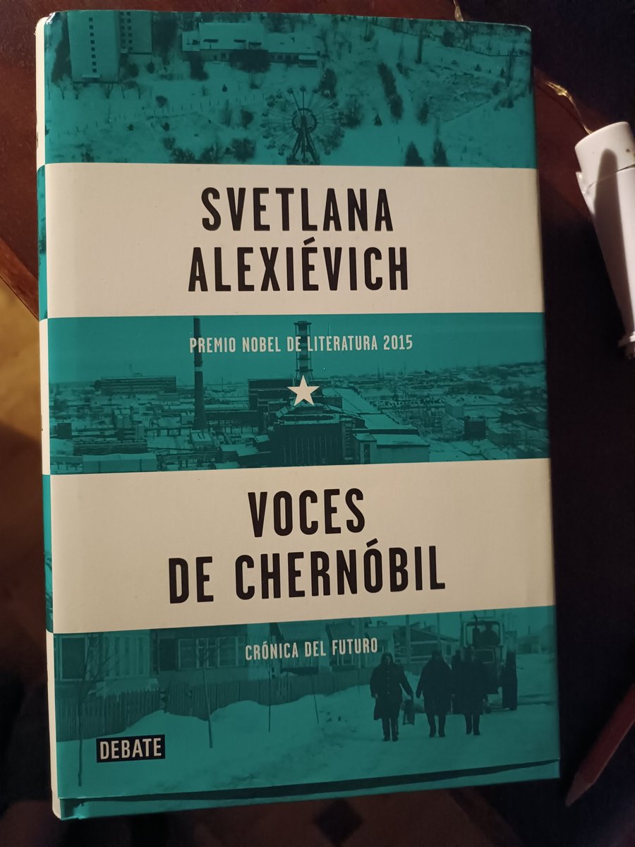 Comienza un nuevo #LeoAutorasOct 
Iré colgando un libro por día de una autora diferente.

Empezamos con:

'Voces de Chernobil'
#SvetlanaAlexiévich
Trad. Ricardo San Vicente

Un documento estremecedor y rotundo. Una maravilla de texto.