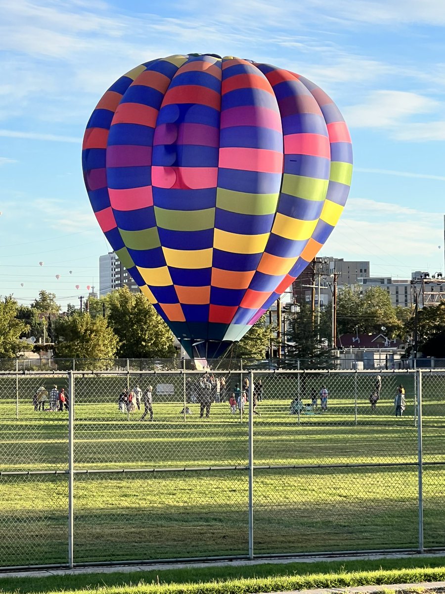 DGESTigers's tweet photo. This morning we welcomed, Martin Adie and his balloon to our school for Albuquerque Balloons Aloft! Students really enjoyed watching the balloon inflate and ascend! 🎈 

#DualLanguage #AbqBalloonAloft #HotAirBalloon #BalloonFiesta2022 #AbqSchools https://t.co/CQFijMaRnj