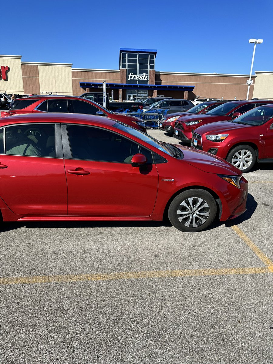 Whit0601's tweet photo. Apparently this section of the parking lot is only for people who drive red cars. #red #cars https://t.co/kIV1g91pas