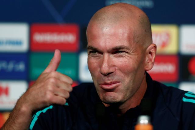 AdriRM33's tweet photo. Están comparando a Zinedine Zidane ganador de 3 Champions consecutivas con Xavi Hernández que lo único que ha ganado es el Trofeo Gamper. 😂 https://t.co/2E0smzm4en