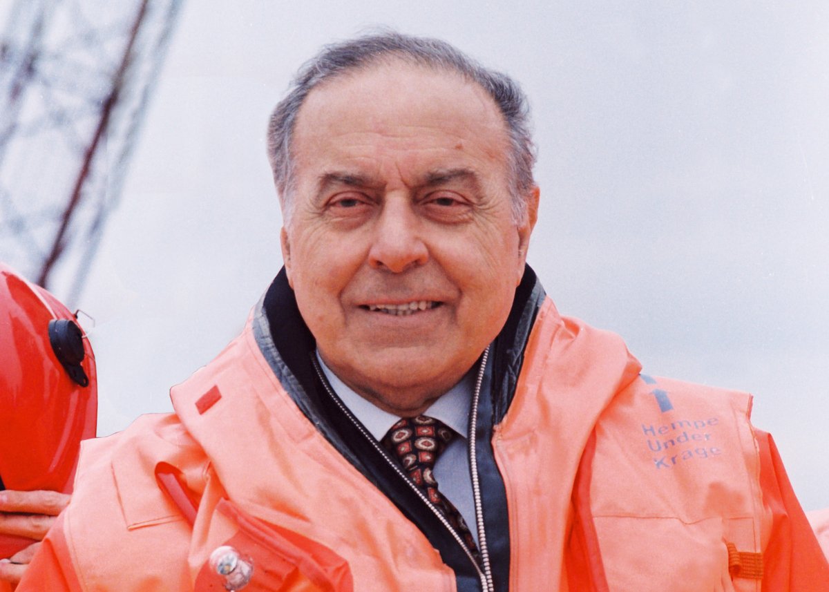 1993-cü ilin 3 oktyabrında Ulu öndər Heydər Əliyevin Azərbaycan Respublikasının Prezidenti seçilməsindən sonra həyata keçirilən siyasi kursu dövlətimizin gerçək müstəqilliyini qurdu.

Ətraflı: azadshusha.com/siyaset/22953/ 

#HeydərƏliyev