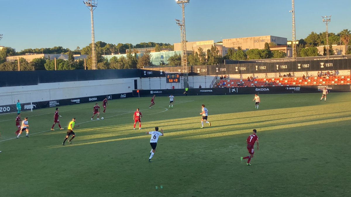 sanchis14's tweet photo. Qué barbaridad de jugador es Pablo Gozálbez y qué pena que no tenga demasiadas oportunidades.

Pase en forma de regalo a Fran Pérez, que marca gol. Nos ha engañado a todos con el amago. 

Manda el #VCFMestalla sobre el Zaragoza B. https://t.co/z9FcpbM13G