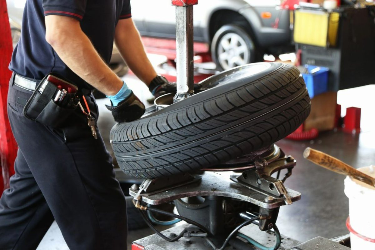 Kcbrakeauto's tweet image. Many people often believe that you don't have to replace a tire until it is completely down. However, the recommended minimum tread depth of tires is 2/32”. If your tires aren't meeting this standard, let us get to work! #FullServiceAuto