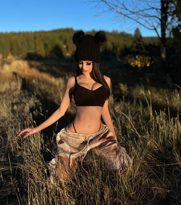 🖤🍂🐻 ur on a hike and see this, wyd? https://t.co/iuyMPvag2e