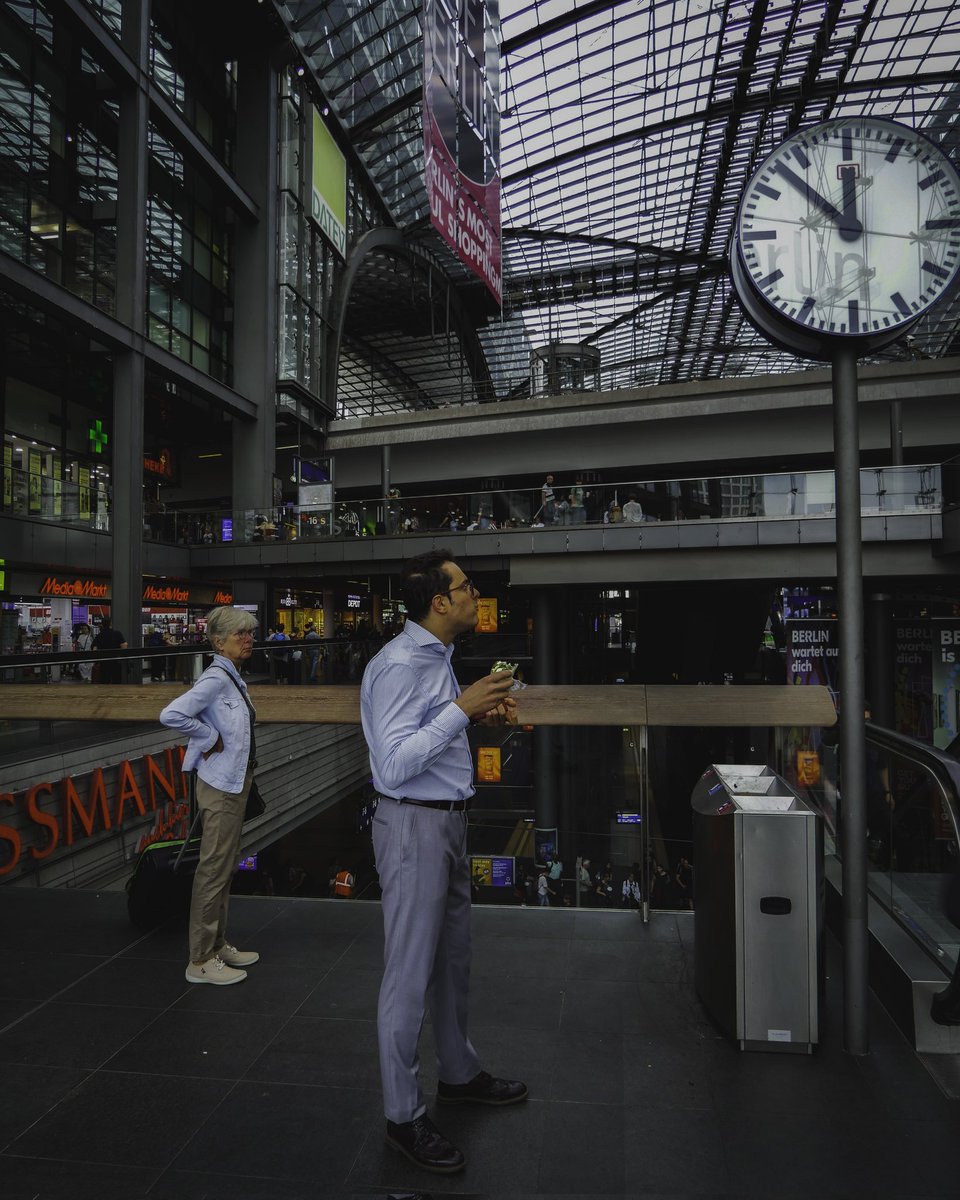 Lotussekai's tweet photo. Time running out of your hands 
#travel #europe #germany #berlin #culture #art #streetphoto #streetphotography #color #lumix #walk #train https://t.co/zuvKNTds2i