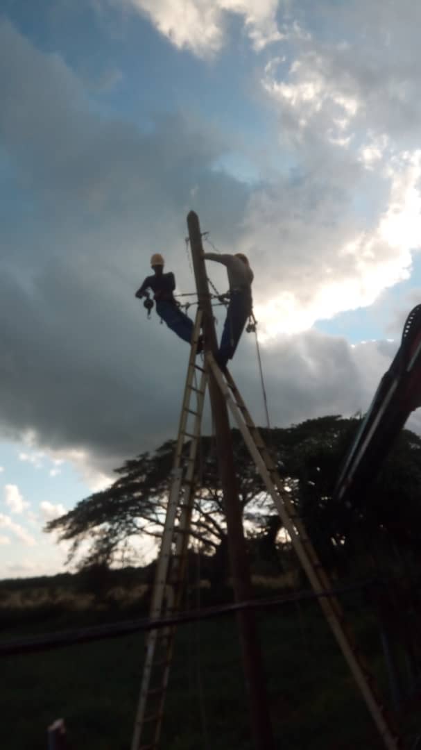 El cielo del ocaso es testigo de las largas jornadas de trabajo de los operarios de <a href="/ETECSA_Cuba/">ETECSA</a>. Han venido de varias provincias sin demora a apoyar en #Artemisa