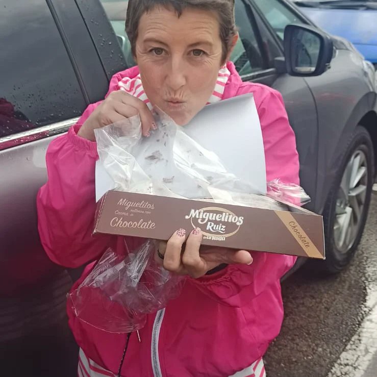 saramadrazo's tweet photo. Cuando me quieren alegrar el estómago... Descripción gráfica (yoo y mi cara)🤩😍✌🏼💗
@angel_madrazo88 @suncaracol @miguelitos_roda
#mmm #quericos #chocolate #hojaldre #roda #miguelitos #miguelotosroda https://t.co/bPQmRYSIqD