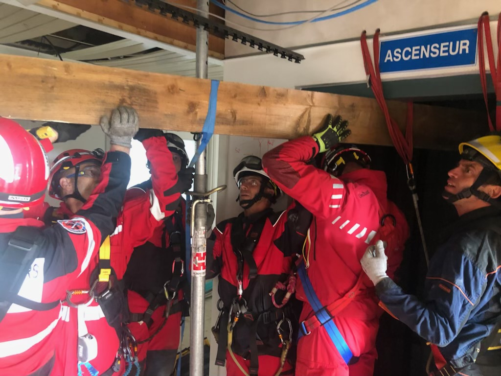 SDIS11OFFICIEL's tweet photo. 👉Du 26 au 30 septembre, le SDIS de l’Aude a accueilli au centre de Leucate une formation nationale USAR2 (chef d’unité Sauvetage Déblaiement).
#pompiers #USAR2 #sauvetage #deblaiement #aude #toujourSPresents
👉https://t.co/f7ThGPCqQB https://t.co/WLemoHEJ12
