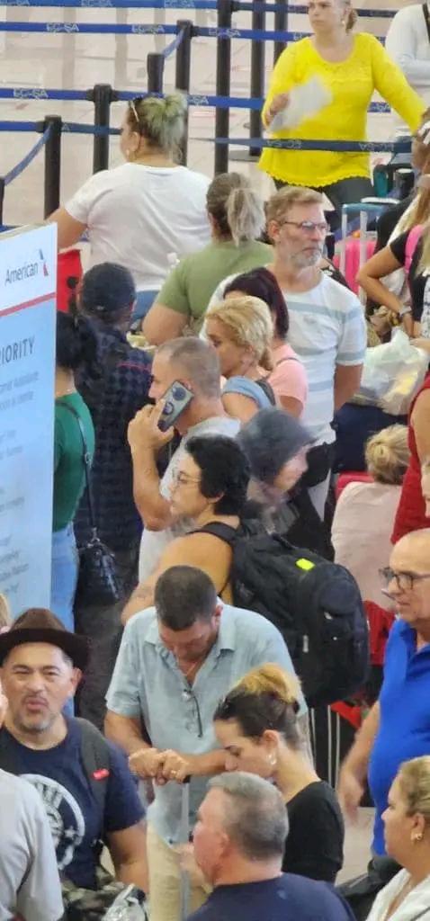 Como decía Lenin: «Rasga la piel de un extremista y hallarás un oportunista»... Y sí, ahí está Ulyk Anello, con el guión repetido 🤦🏻‍♀️

#DisidentesAlDesnudo 👇🏻