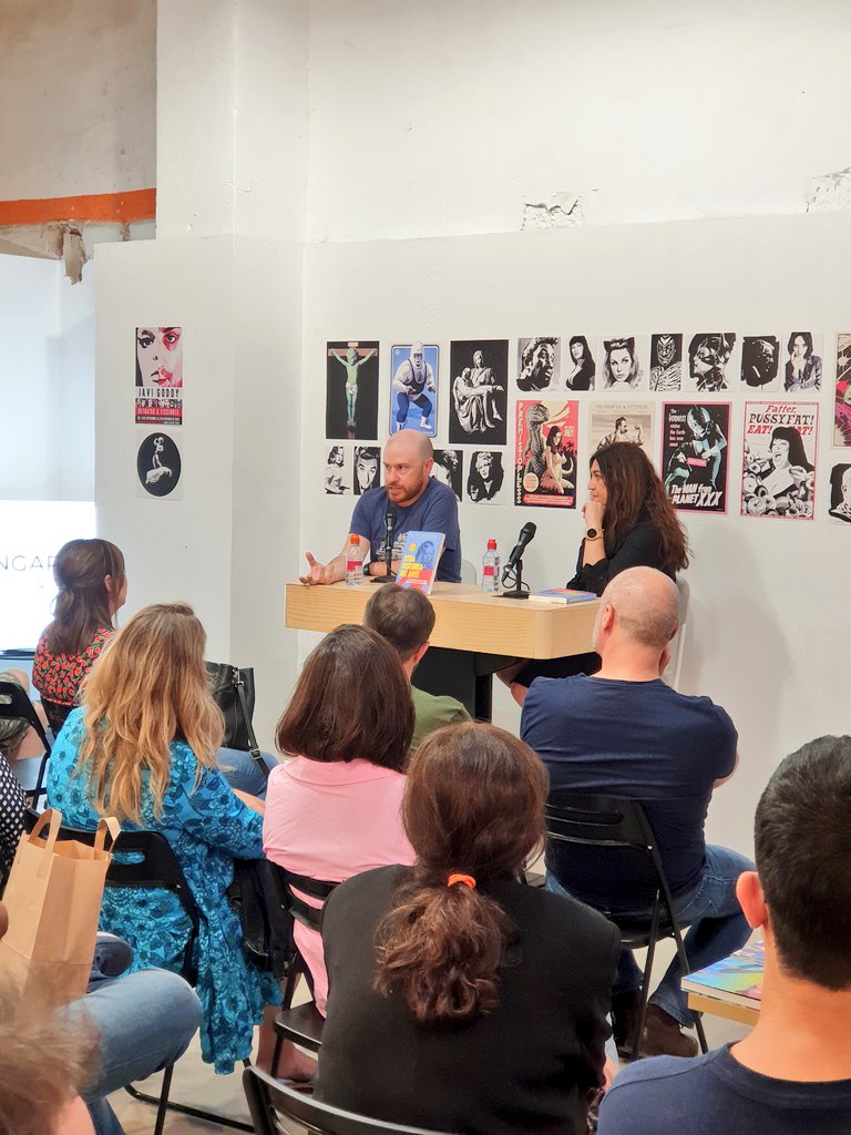 Bangaranglibros's tweet image. Ha venido @elbarroquista a hablar de su fantástico libro "Otra historia del Arte" junto a @NikSamotracia 🥰