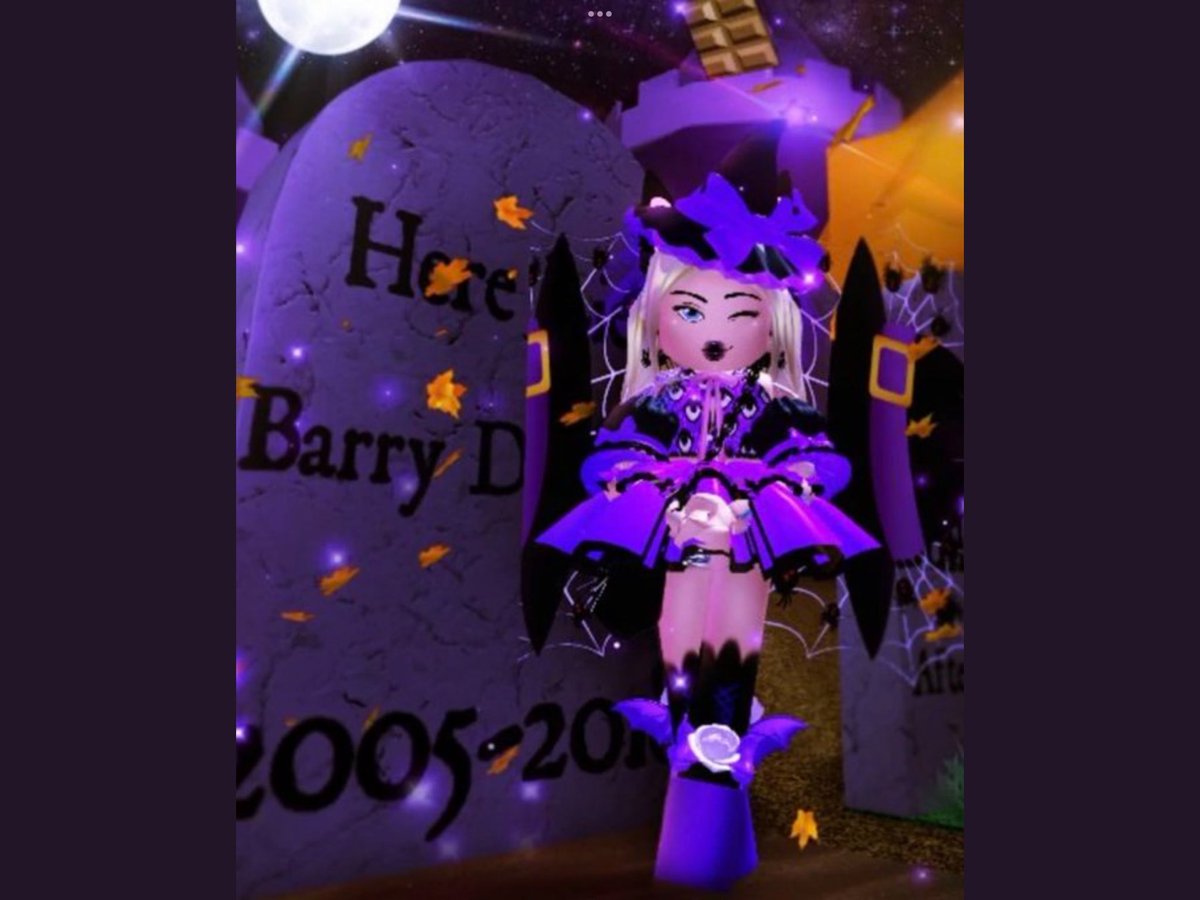 Charlin4512's tweet photo. Royale high Haloween icons trough the years    
2018-2021🎃 https://t.co/tPqU5wLCKA