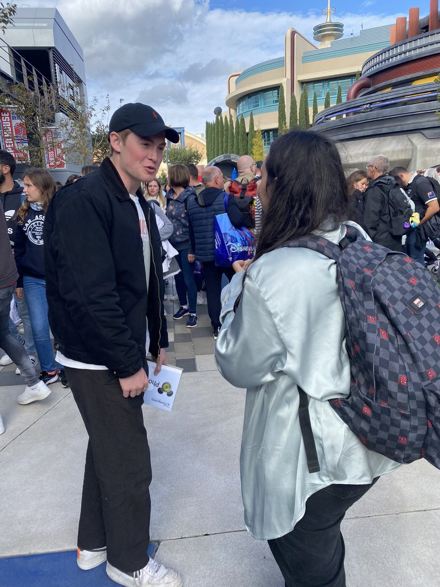HeartstopperF_P's tweet photo. El elenco de Heartstopper en Disneyland París. 

#Heartstopper
#HeartstopperNetflix https://t.co/rglNRAXCpx