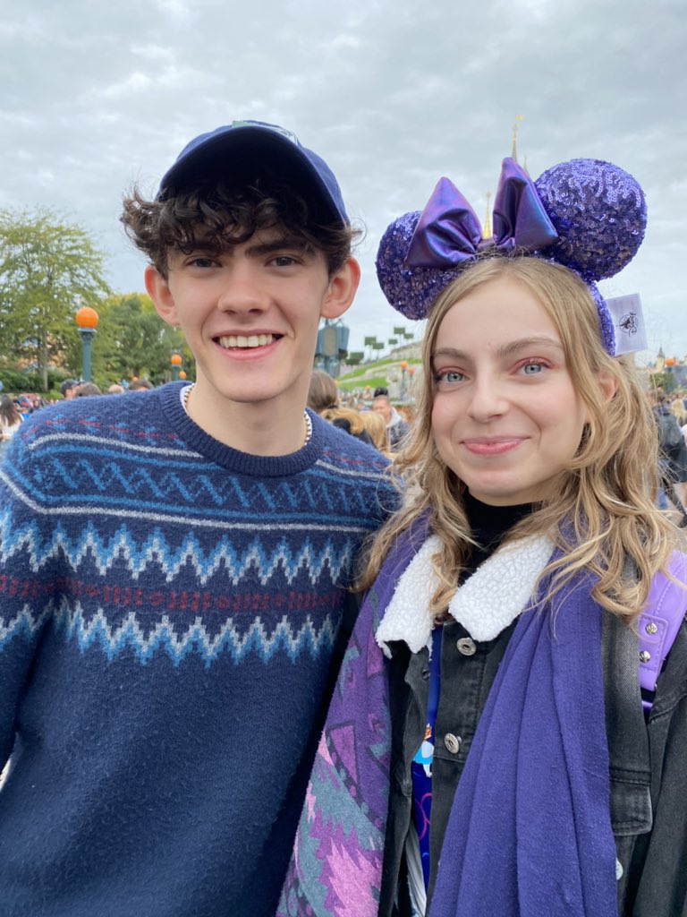 HeartstopperF_P's tweet photo. El elenco de Heartstopper en Disneyland París. 

#Heartstopper
#HeartstopperNetflix https://t.co/rglNRAXCpx