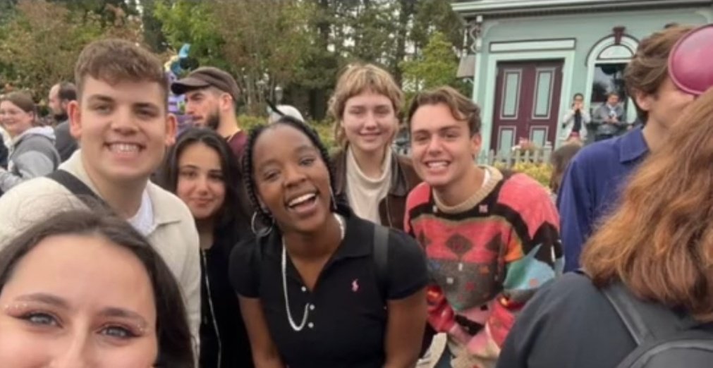 HeartstopperF_P's tweet photo. El elenco de Heartstopper en Disneyland París. 

#Heartstopper
#HeartstopperNetflix https://t.co/rglNRAXCpx