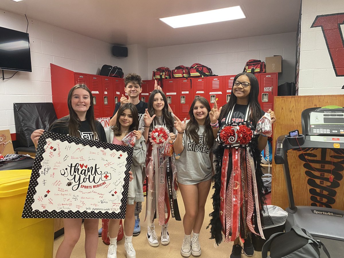 coachmunoz22's tweet photo. Special thank you to @belindaheff and @vrhsfootball for surprising the sports medicine students with a goodie bag for homecoming. Your kindness was greatly appreciated! #vrhs #hoco22 https://t.co/HG8r2MPH7f