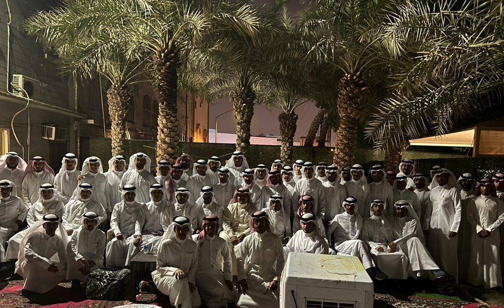 لابتي " عتبان " لا ولعت نار وحريق 
فالنهار المصطلي ما تضيع حقوقنا 

اسمنا لـ الطيب والعز والعليا طريق 
السلوم اسلومنا والعموق عموقنا 

لابتي برقا وروق ، أسم وفعل وثيق 
الحمايا غذت الدم وسط عروقنا 

يوم نجد من المناويخ مافيها رفيق 
بانت فروق الرياجيل عند فروقنا