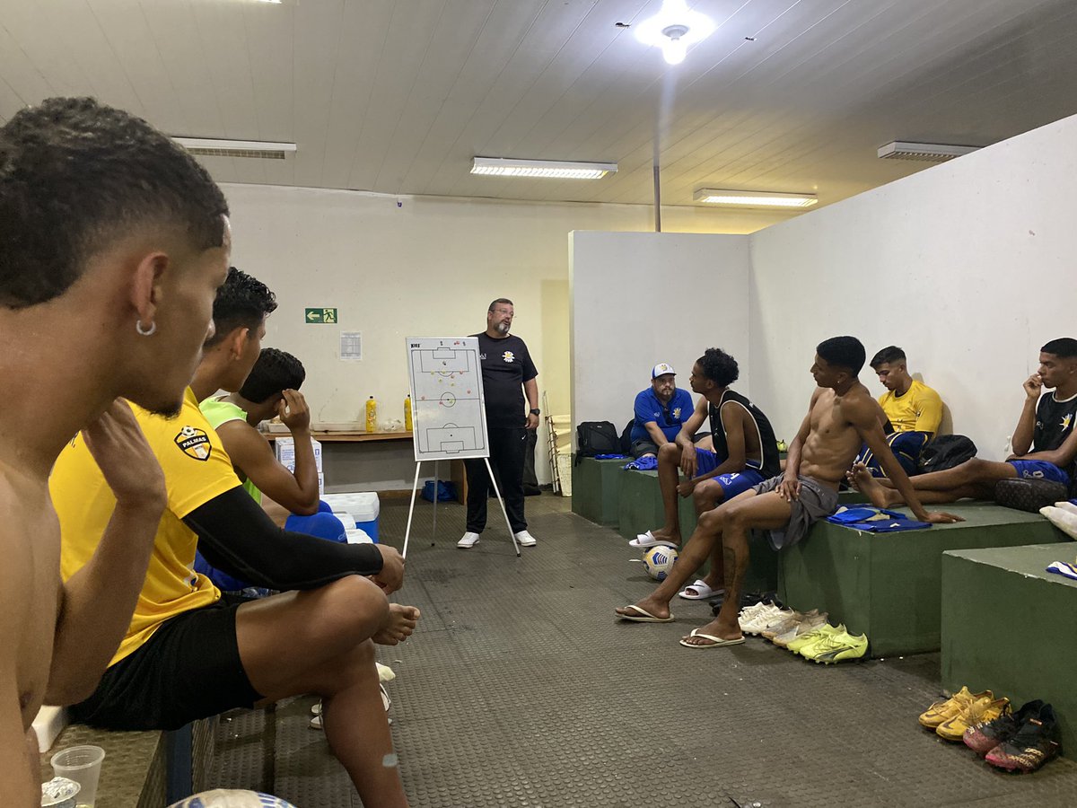 O técnico Paulo Caroço comanda nesse momento a preleção aqui no Nilton Santos! Logo mais às 15h30 a bola rola na finalíssima do #TocantinenseSub20 com Palmas x Sparta na decisão 💙💛 venha torcer pela nossa base! Entrada Gratuita!