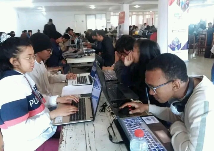 aeeni_uf's tweet photo. Bonjour,
TechZara a mis à l'œuvre l'organisation du ''FrontEnd Awards 2022'' avec la participation de quelques étudiants de l'ENI qui ne cessent d'accroître leur compétence et leur détermination. 
Souhaitons leur bonne chance et bon courage.
#Techzara
 #FrontEnd_Award
#ENI #AEENI https://t.co/LWK6EvLDaJ