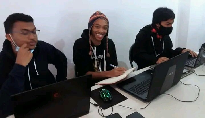aeeni_uf's tweet photo. Bonjour,
TechZara a mis à l'œuvre l'organisation du ''FrontEnd Awards 2022'' avec la participation de quelques étudiants de l'ENI qui ne cessent d'accroître leur compétence et leur détermination. 
Souhaitons leur bonne chance et bon courage.
#Techzara
 #FrontEnd_Award
#ENI #AEENI https://t.co/LWK6EvLDaJ
