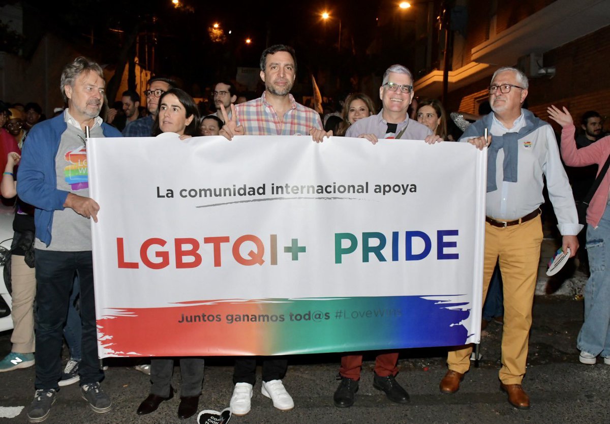 #NuevoColonialismo
Embajadores de España, USA, Inglaterra y Chile, junto al consejero de la Unión Europea en Paraguay, marcan presencia política en marcha del orgullo LGBTQI+.