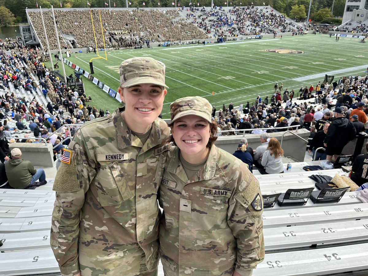 MrsJessicaNolan's tweet photo. Former @HumbleISD_KHS students, now West Point cadets, Caroline Kennedy (‘22) and Catherine Theut (‘21), taking in an Army football game today! Both cadets are squad mates in F1-Fire House! GoArmy 💛🖤🇺🇸 https://t.co/4ldv3EvRWU