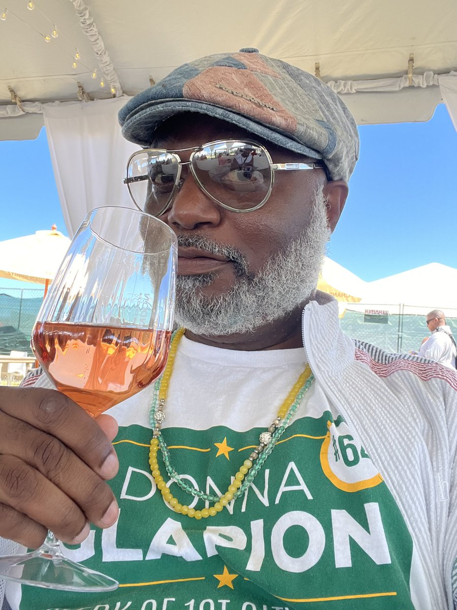 docmosho's tweet photo. Glorious day in New Orleans on the lakefront. Eating fried chicken. Sipping champs. THIS IS LIVING!
(Oh and it is finally fall here, 75 and not humid, so I have a jacket on and I am not sweating)
#FCF2022 #NOLA #Lakefront https://t.co/03nZXzOQ4W