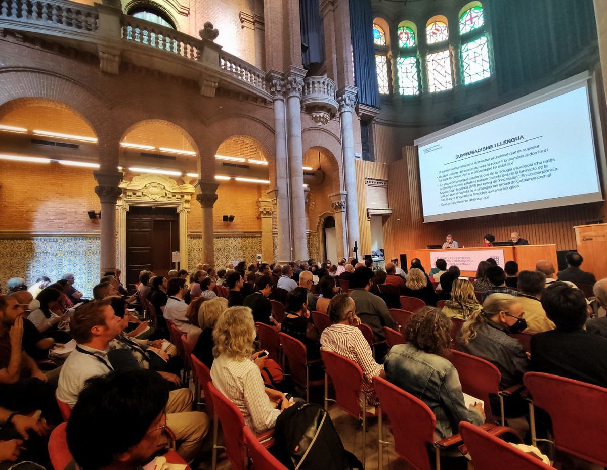 llenguacat's tweet photo. 🎓 Més de dues-centes persones han omplert l'Aula Magna de la Casa Convalescència de Barcelona per assistir al seminari "La substitució lingüística, l'obsessió del supremacisme castellà".

🎥 Les ponències sortiran en vídeo els pròxims dies! #ContraElSupremacisme 😊 https://t.co/AvFAWoI2Sk