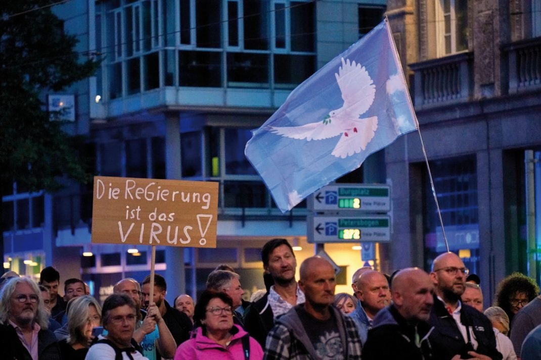 LIZ_de's tweet photo. Interview zu rechten Montagsdemos: „Wir sind weit von einem Volksaufstand entfernt“
Zum #Interview: https://t.co/8xQAnw8bfQ via @LIZ_de
@chronik_le #le0310 #le2609 #le1209 #le0509 #Leipzig Auszug aus der aktuellen @Leipzig_Zeitung https://t.co/O5lUPxgpmh