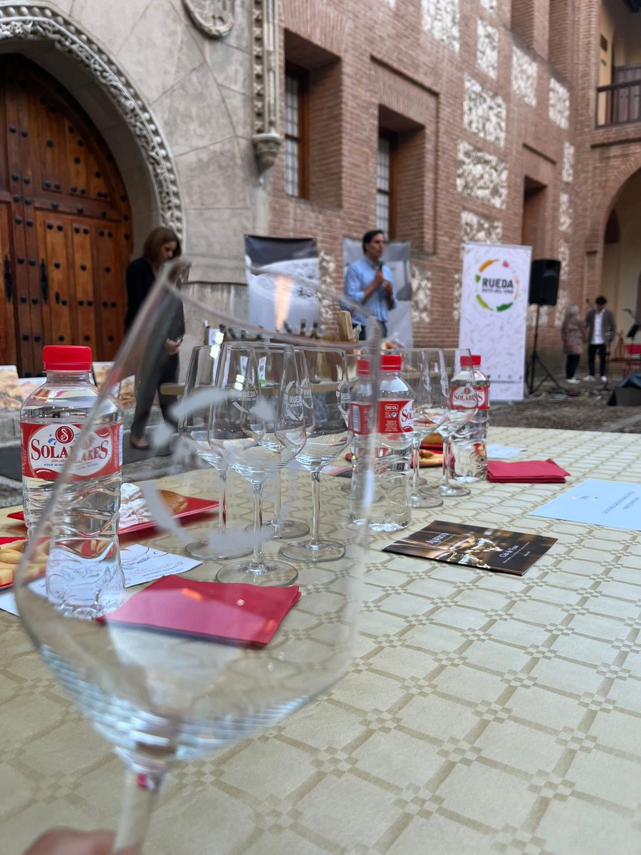 GuzmanGomezMdC's tweet photo. #PatrimonioCultural + #VinosHistóricos + #Quesos + #ReposteríaArtesana + #MúsicaEnDirecto = #CatasSingulares en entornos únicos.
👉 Todo Km. 0 ¡Aquí! ¡En #MedinaDelCampo 
👉 La #agroalimentación motor de nuestra tierra
🙏 Gracias a la #RutaDelVinoDeRueda 
#HayPresente #HayFuturo https://t.co/j2DAdeFAVw