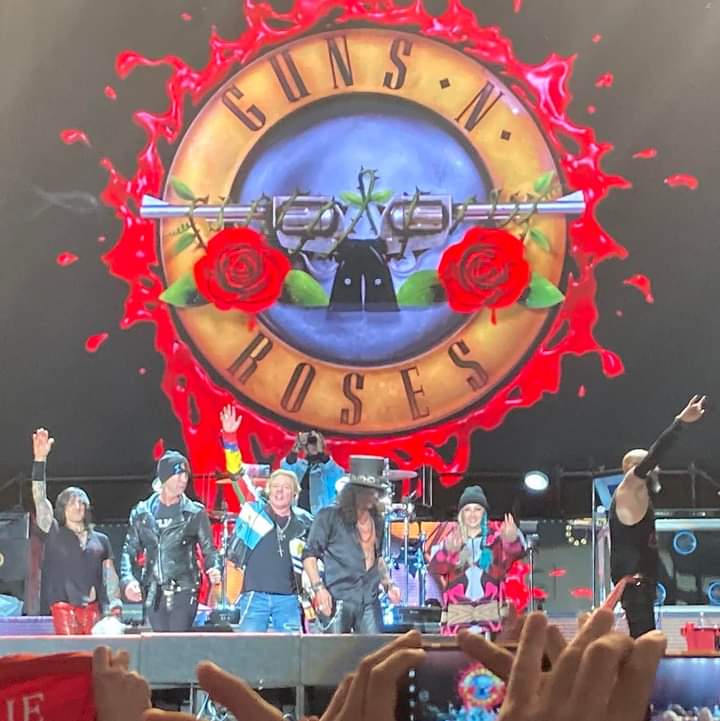 DanWithAnI's tweet photo. Las mejores 3 horas de mi vida gracias a mis gordos hermosos😭

🤘🏻 #GunsNRoses 🤘🏻 https://t.co/xqBGYn006C