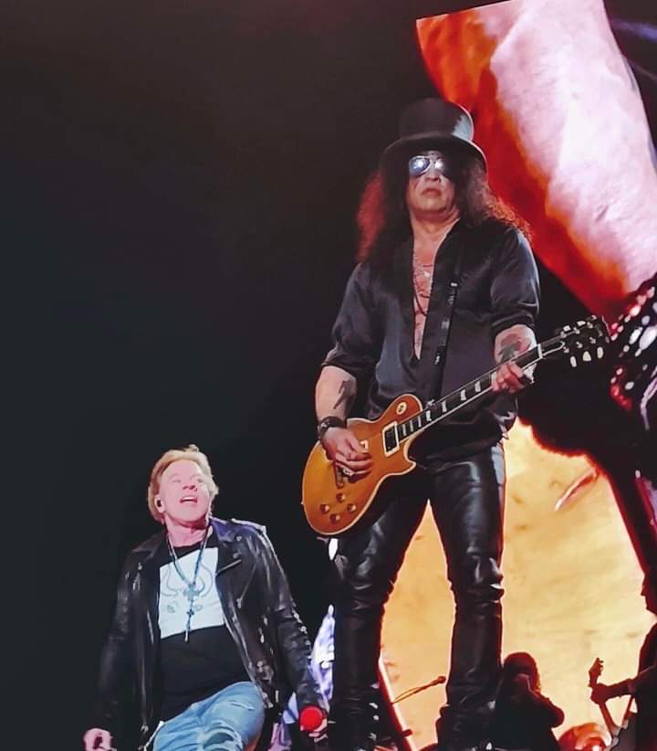 DanWithAnI's tweet photo. Las mejores 3 horas de mi vida gracias a mis gordos hermosos😭

🤘🏻 #GunsNRoses 🤘🏻 https://t.co/xqBGYn006C